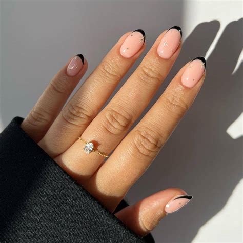 uas francesas con flores negras|50 ideas de manicura francesa que llevarás en 2024:。